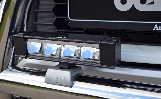 Auf dem delta4x4-Frontbügel können Scheinwerfer montiert werden, wie hier PIAA-Qualitätsscheinwerfer.